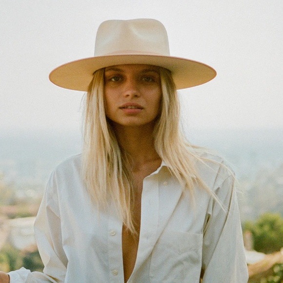 NEW! Lack of color ivory wool rancher - Picture 2 of 9